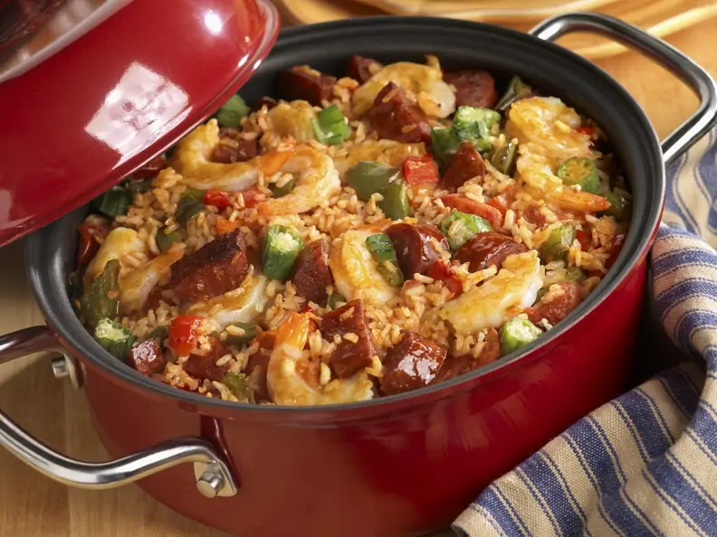 Reistopf mit Shrimps und Wurst auf kreolische Art