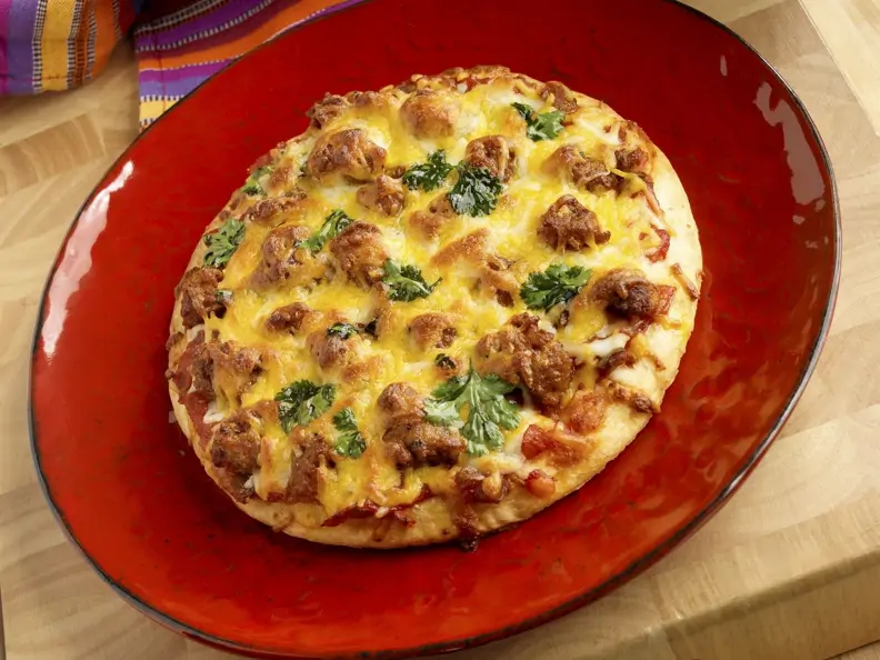 Pizza Mexiko mit scharfer Wurst und Käse
