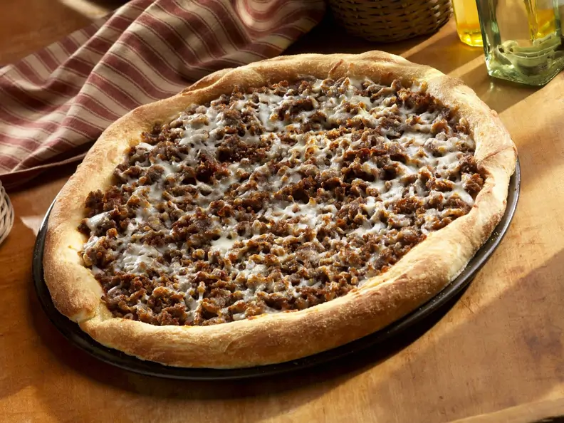 Hackfleischpizza mit Käse