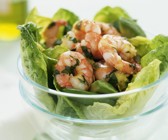 Grüner Salat mit Garnelen und Avocado