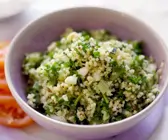 Bulgursalat mit Lauchzwiebeln und Minze