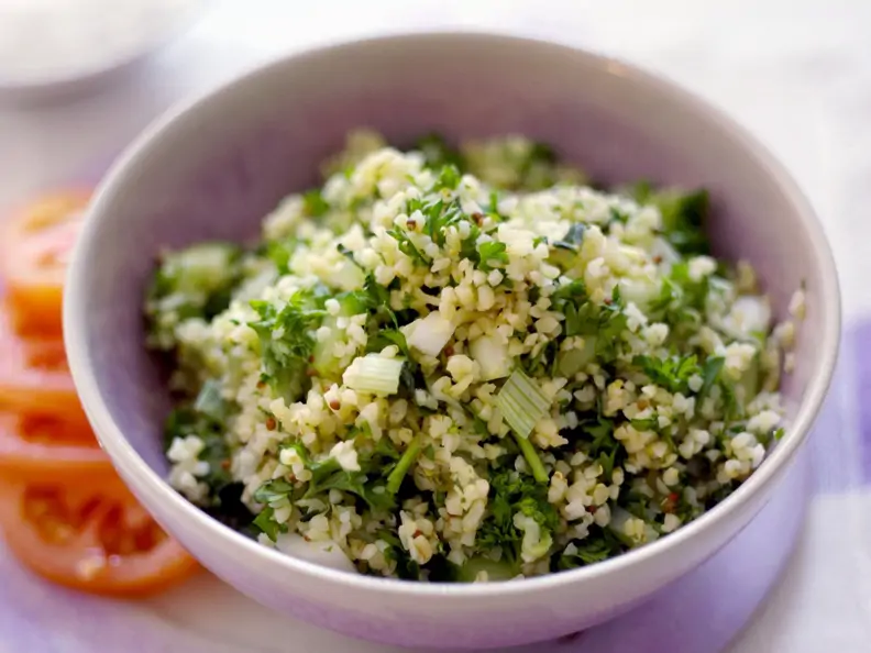 Bulgursalat mit Lauchzwiebeln und Minze