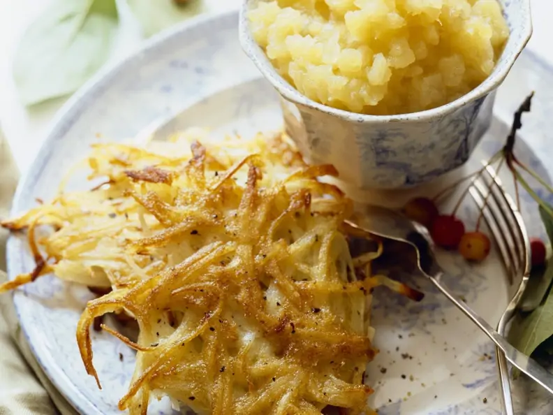 Kartoffelpuffer mit Apfelmus auf jüdische Art
