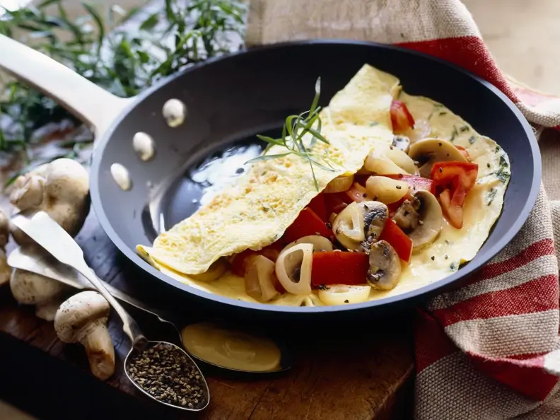 Herzhafter Pfannkuchen mit Pilzen und Paprika