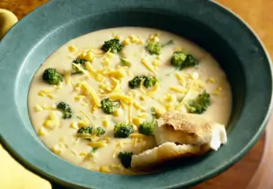 Deftige Käsesuppe mit Brokkoli und Mais