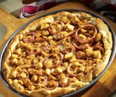 American Pizza mit Hähnchen und Zwiebeln
