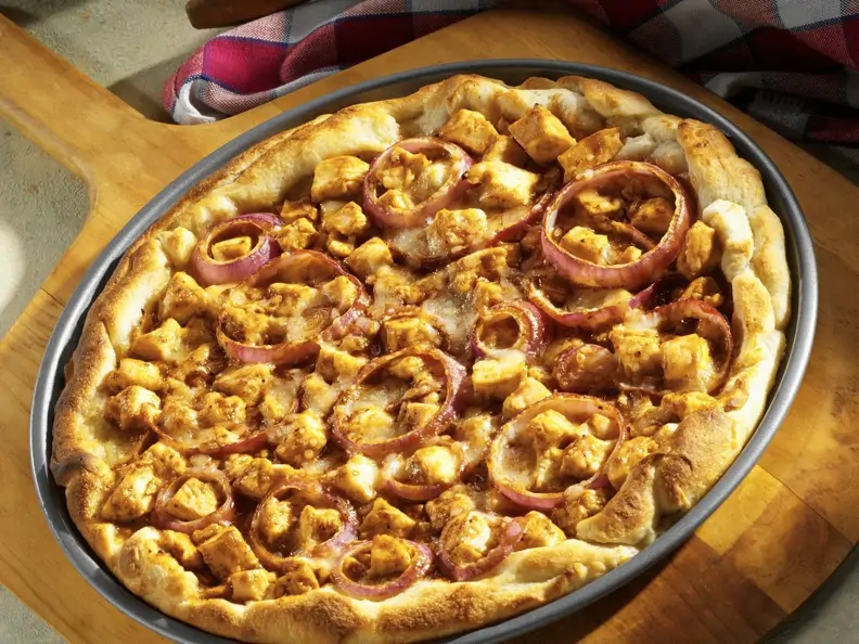 American Pizza mit Hähnchen und Zwiebeln