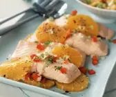 Pochiertes Lachsfilet mit Orange und Paprikarelish