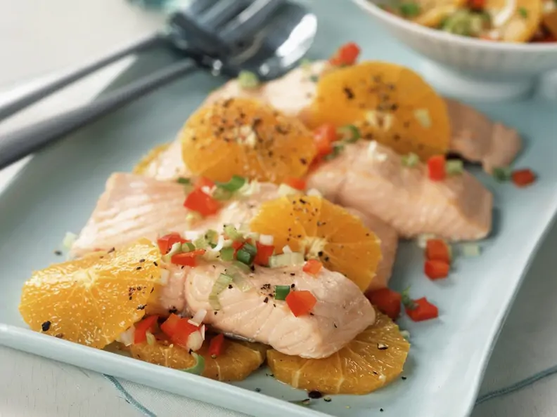 Pochiertes Lachsfilet mit Orange und Paprikarelish