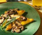 Polentaschnitten mit Pilzen und Salbei