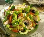 Salat mit Feta, Oliven, Paprika, Zwiebeln und Hähnchenstreifen