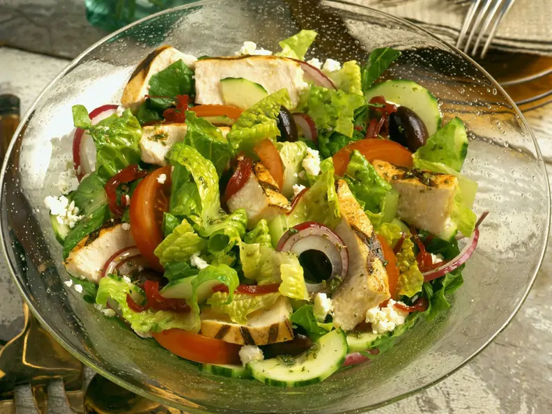 Salat mit Feta, Oliven, Paprika, Zwiebeln und Hähnchenstreifen