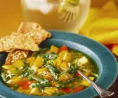 Kürbissuppe mit buntem Gemüse