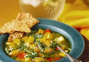 Kürbissuppe mit buntem Gemüse
