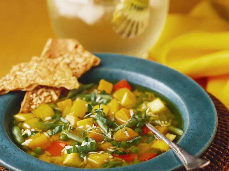 Kürbissuppe mit buntem Gemüse
