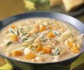 Suppe mit weißen Bohnen und Karotten