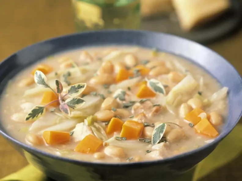 Suppe mit weißen Bohnen und Karotten