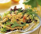 Couscous-Hähnchen-Salat mit Rucola und Sultaninen