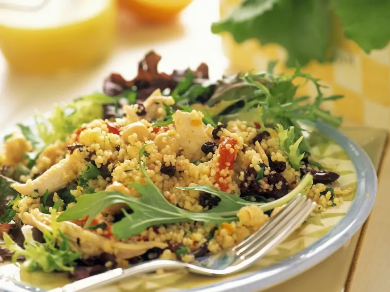 Couscous-Hähnchen-Salat mit Rucola und Sultaninen