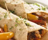 Tortillafladen mit Hähnchen und Gemüse