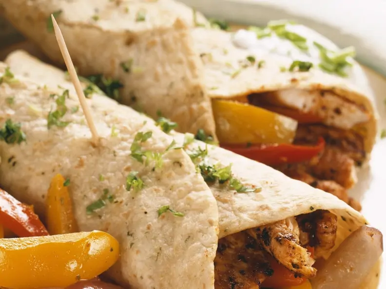 Tortillafladen mit Hähnchen und Gemüse