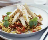 Reis-Paprikaschoten-Salat mit Hähnchenfiletstreifen