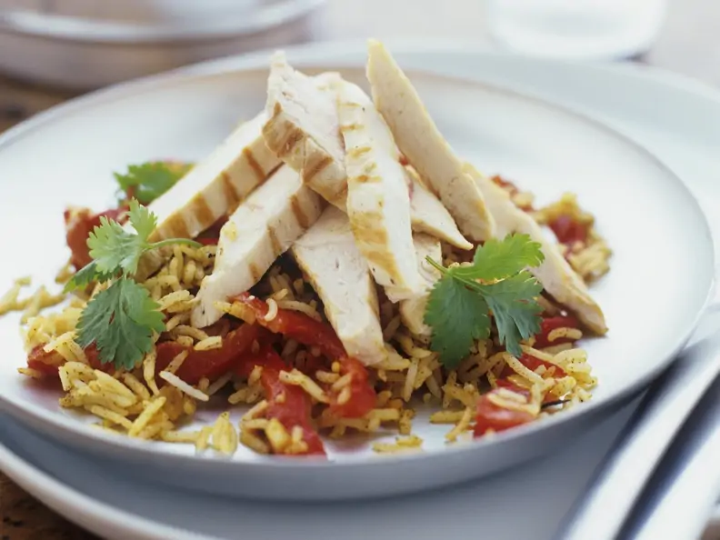Reis-Paprikaschoten-Salat mit Hähnchenfiletstreifen