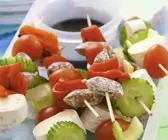 Spießchen mit Käse, Wurst und Gemüse