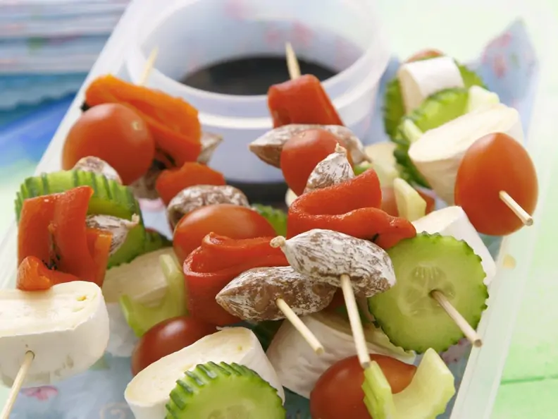 Spießchen mit Käse, Wurst und Gemüse