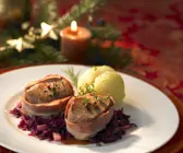 Schweinefilet im Baconmantel mit Rotkohl und Kartoffelknödel
