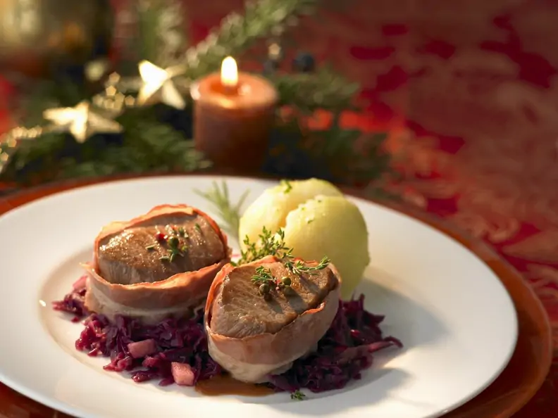 Schweinefilet im Baconmantel mit Rotkohl und Kartoffelknödel