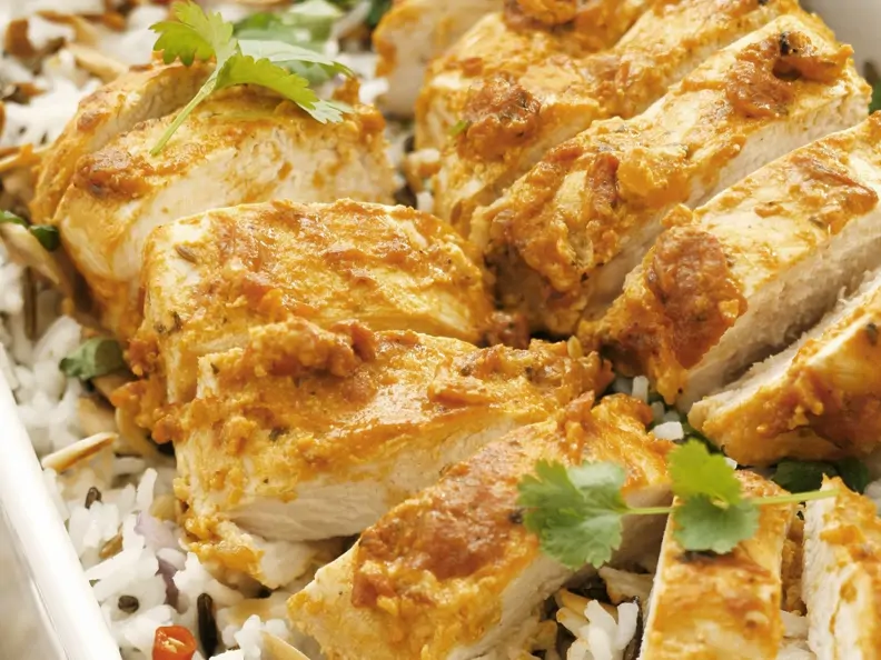 Hähnchen mit Joghurt-Currysoße und Reis
