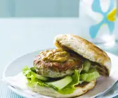 Burger mit Hähnchen und Sataysoße