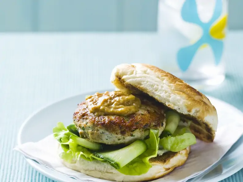 Burger mit Hähnchen und Sataysoße