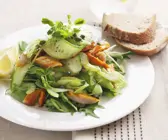 Gurkensalat mit Kaiserschoten und Räucherfisch