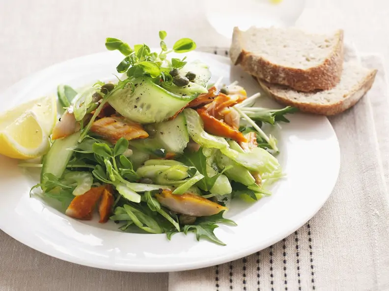 Gurkensalat mit Kaiserschoten und Räucherfisch