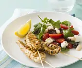 Hähnchenspieße vom Grill mit gemischtem Salat