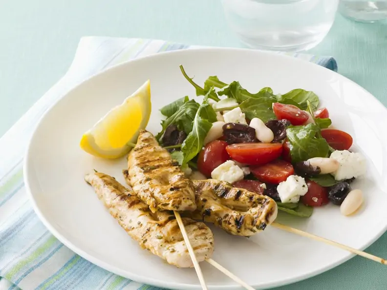 Hähnchenspieße vom Grill mit gemischtem Salat