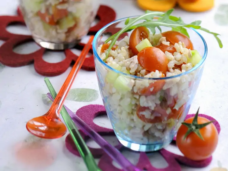 Thunfisch-Reis-Salat mit Tomaten