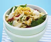 Salat aus Eiernudeln mit Geflügelfleisch und Gemüse