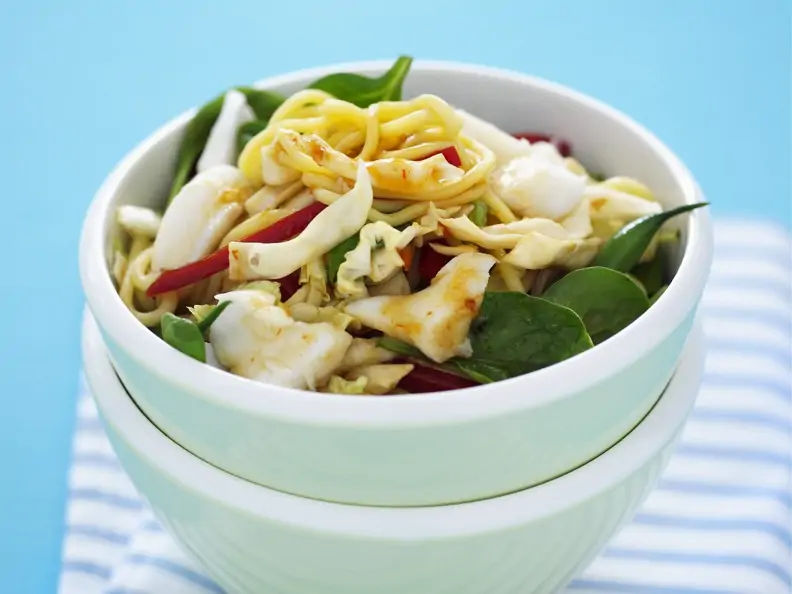Salat aus Eiernudeln mit Geflügelfleisch und Gemüse