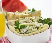 Pita mit Mayonnaise und Hähnchen gefüllt