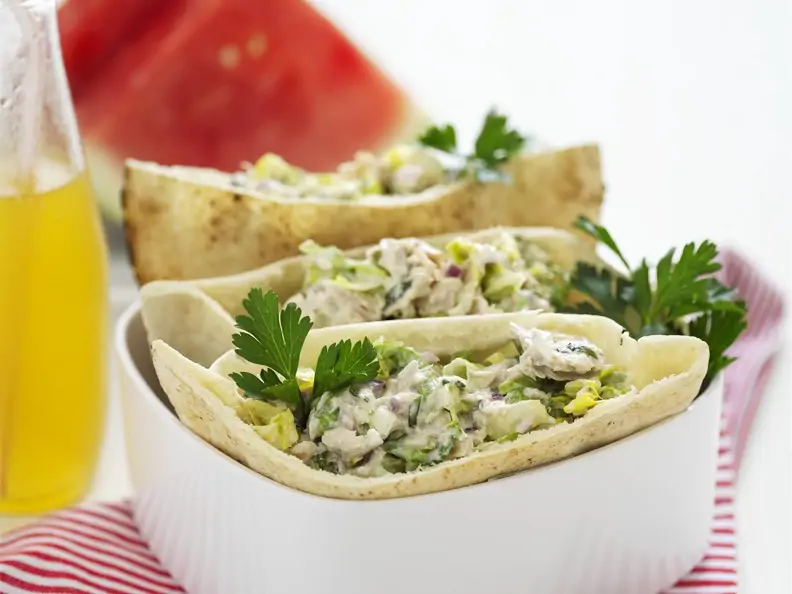 Pita mit Mayonnaise und Hähnchen gefüllt