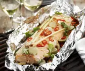 Gegrillter Lachs in Folie mit Zitronengras und Chili