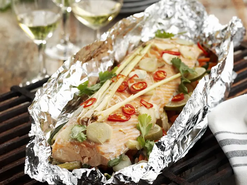 Gegrillter Lachs in Folie mit Zitronengras und Chili