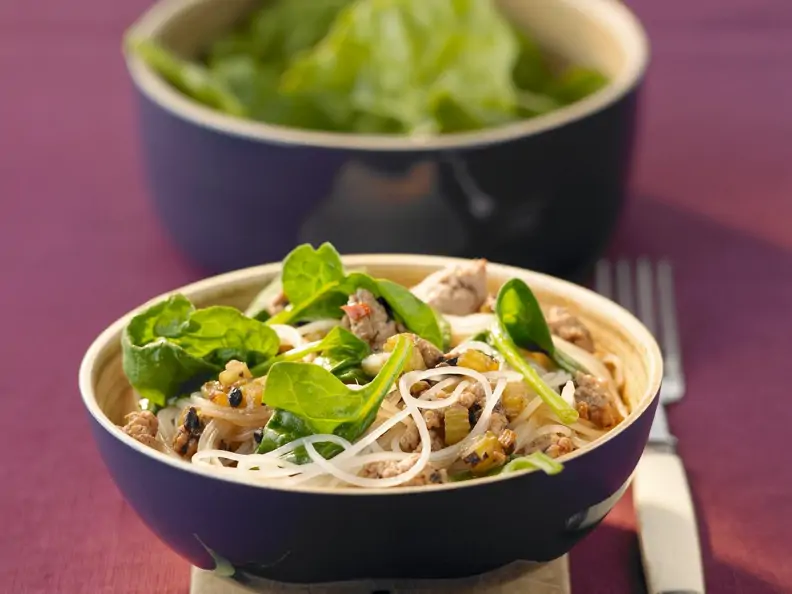 Glasnudeln mit Hackfleisch und Spinat