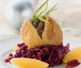 Ausgebackener Entenknödel mit Rotkrautsalat