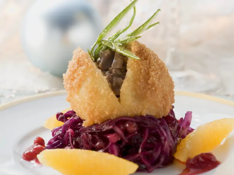 Ausgebackener Entenknödel mit Rotkrautsalat