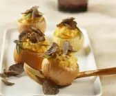 Zwiebeln mit Polenta gefüllt dazu schwarze Trüffel