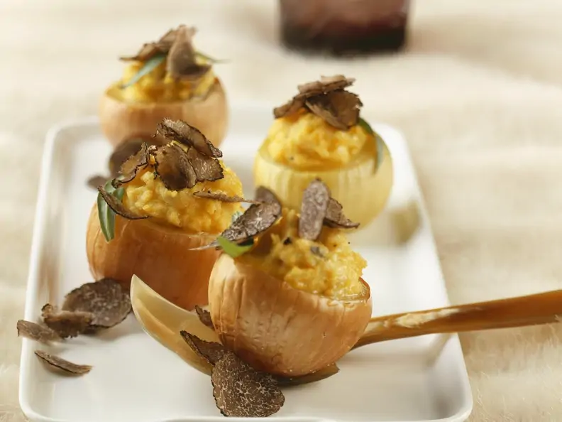 Zwiebeln mit Polenta gefüllt dazu schwarze Trüffel